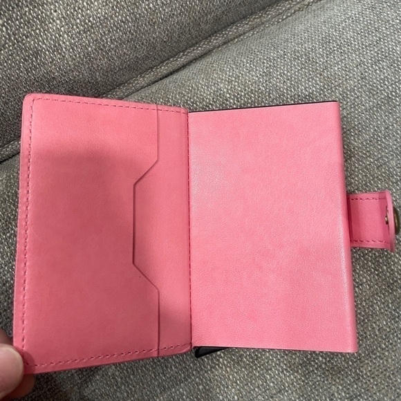 MAGNETIC cellphone wallet - Picture 2 of 4